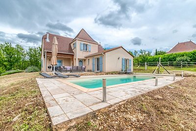 Quaint Villa in Aquitaine with Swimming Pool