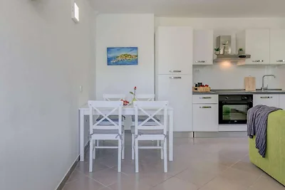 Seaside Getaway Holiday Home with Patio Slati...