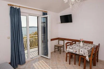 Einladendes Apartment am Meer in Dalmatien