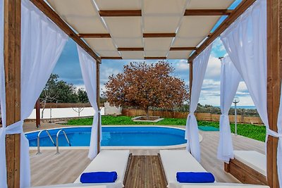 Villa with Pool in Gerani