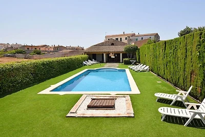 Ferienhaus in Llubi mit Schwimmbecken