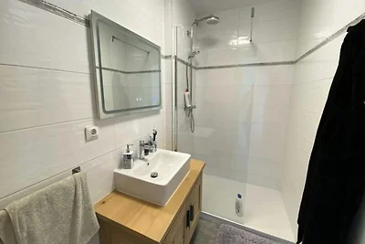 Chalet in der Nähe eines Baches in den franzö...