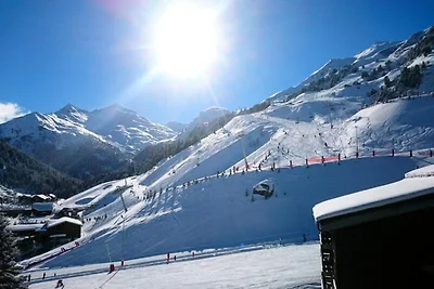 HELLE UND WARME WOHNUNG, MERIBEL LABEL