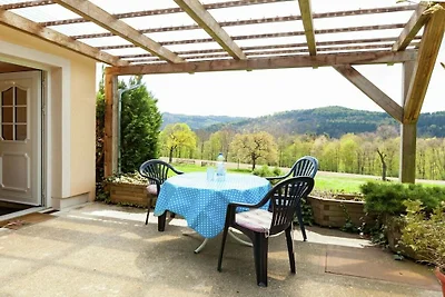Stilvolles Ferienhaus in Waldnähe
