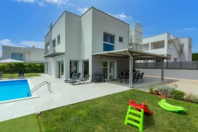 Villa in Karigador met zwembad