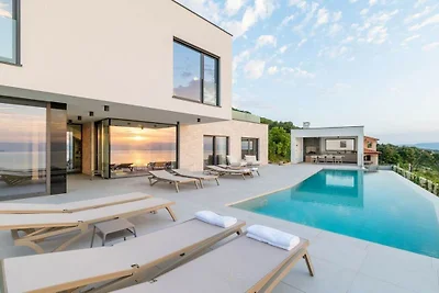 Villa in Ravni mit Schwimmbecken