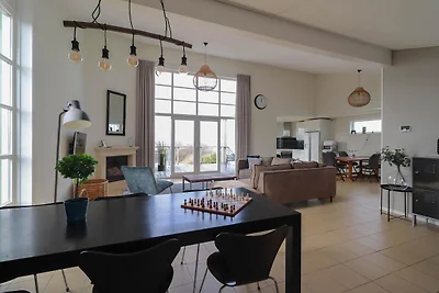 Luxuriöse freistehende Villa in Strandnähe