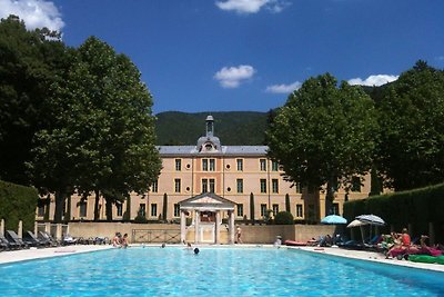 Historisches Schloss in Montbrun-les-Bains mi...