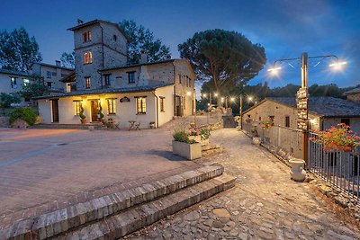 Luxuriöses Ferienhaus in Montone mit 2...