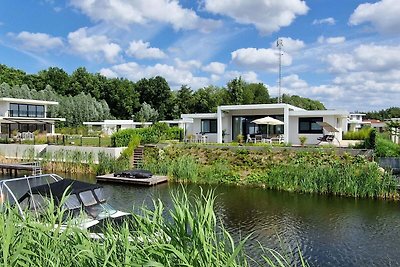 Watervilla met steiger en 3 plezierboten