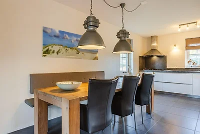 Reetgedeckte Villa in Strandnähe