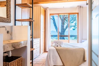 Villa in La Roquette mit Meerblick und Pool