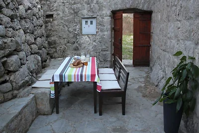 Casa in pietra a Brotnice con vasca...