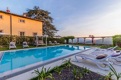 Malerische Villa in Lucca mit Pool