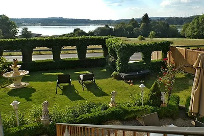 Holiday home with lake view