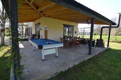 Modernes Ferienhaus am Waldrand in Burgund
