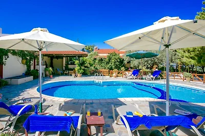 Villa mit Außenterrasse und Pool