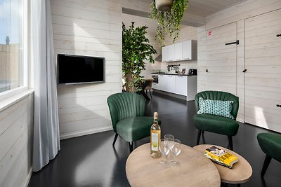 Moderne lodge met twee badkamers in een groen...