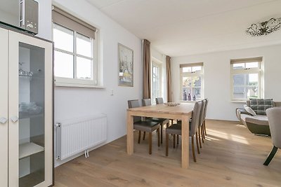 Vrijstaande villa met 2 badkamers rustig gele...