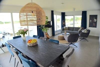 Villa am Wasser mit großzügiger Dachterrasse