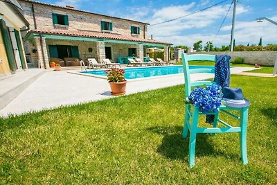 Villa in Radetici mit Schwimmbecken