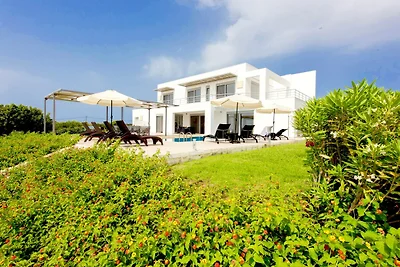 Villa auf Kreta mit Pool und Sonnenschirm