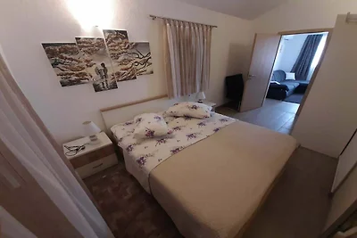 Cozy Apartments with Private Balcony Vinisce ...