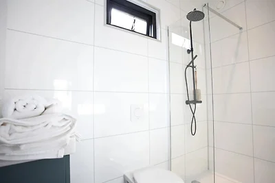 Zeitgenössisches Waterfront Chalet für 4...