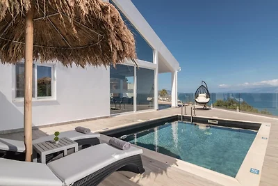 Villa con Jacuzzi, piscina e vista a Tragaki