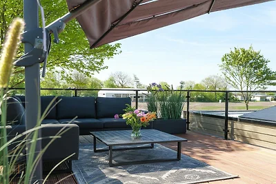 Villa am Wasser mit privater Dachterrasse