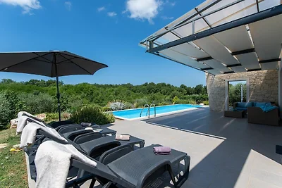 Villa moderna con piscina, terrazza coperta e...