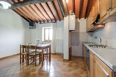 Lussureggiante casale con campo da tennis