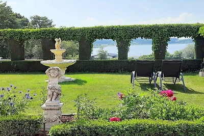 Holiday home with lake view