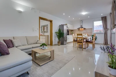 Spaziosa casa vacanze con piscina a Rasanze
