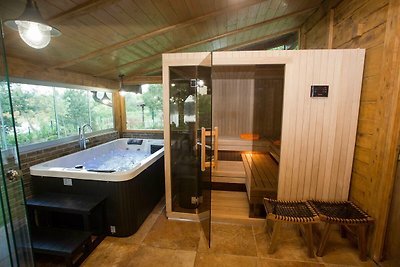 Gemütliches Chalet in Lasinja mit Jacuzzi