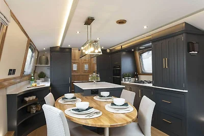 Schwimmendes Wohnboot in Berlin