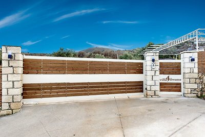 Villa with Pool in Gerani