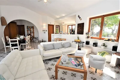 Scenografica casa vacanze con piscina