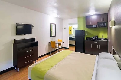 1 King Bed | Non-Smoking, Kitchen