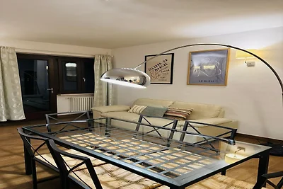 Panoramablick auf den See, umzäunter Privatga...