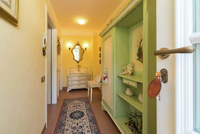 Wohnung in einer Villa mit Pool in der Mitte ...