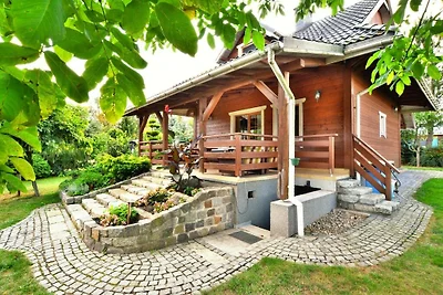 Ferienhaus am See, privater Garten, Oswino