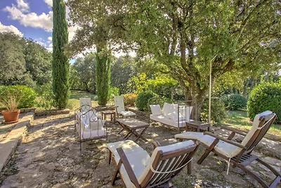 Elegante stenen villa met zwembad nabij...