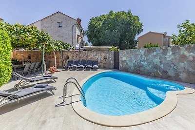 Villa in Peroj mit Pool am Strand