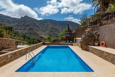Villa mit beheiztem Pool und Bergblick