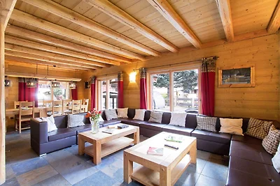 Geräumiges Chalet mit Sauna und Außenpool