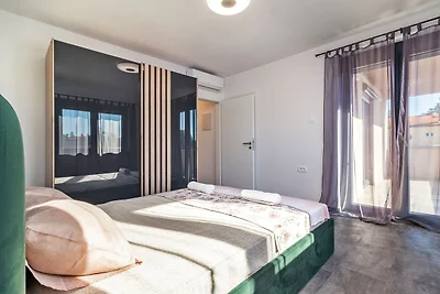 Spaziosa villa a Pola con piscina riscaldata