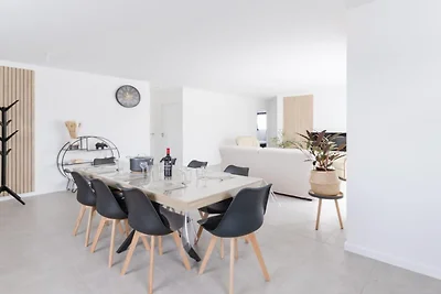 Comfortable Single-Storey House by the Beach