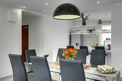 Modernes Ferienhaus mit Pool in Bratulici