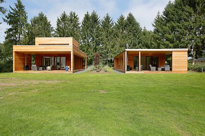 Moderne Lodge mit Holzofen in einem Ferienpar...